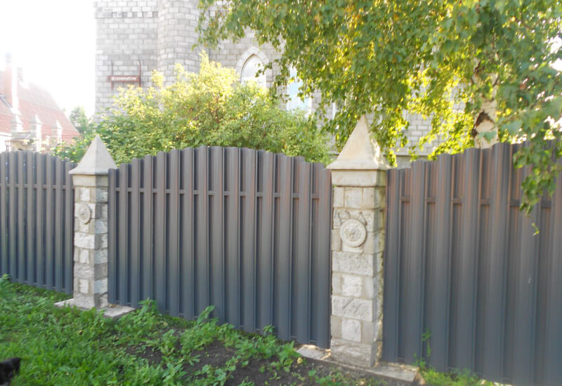  Забор из евроштакетника серого со светлыми столбами Атырау фото 2