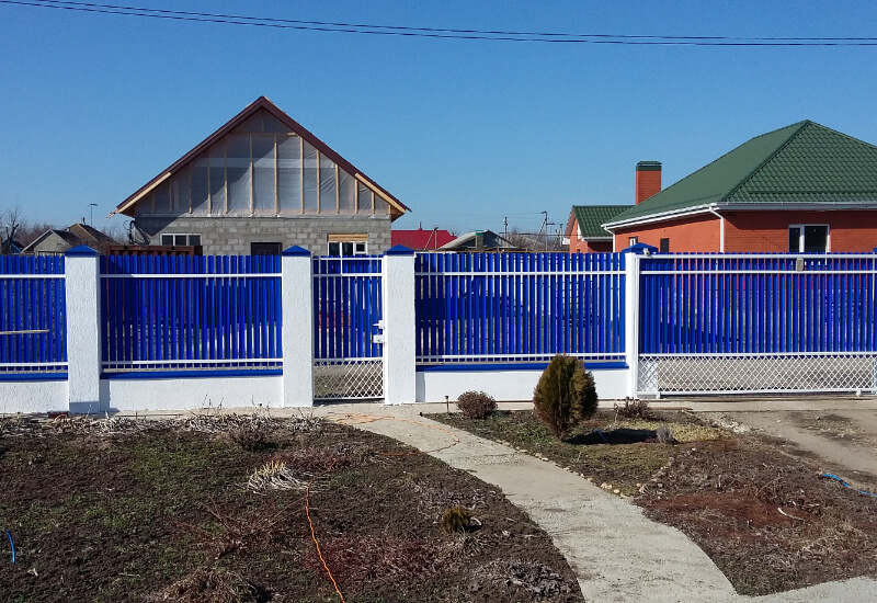 Забор из металлоштакетника синего с белыми столбами в Атырау фото 2