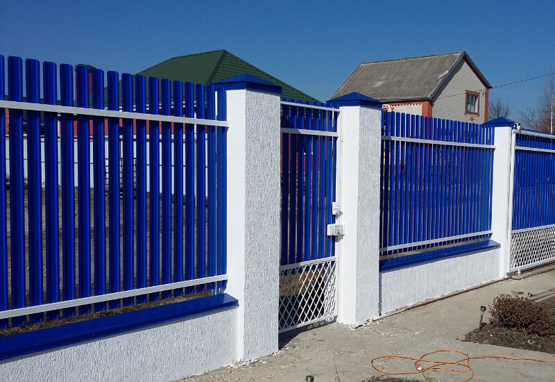 Забор из штакетника цвет RAL5002 синий двусторонний в Атырау фото 3