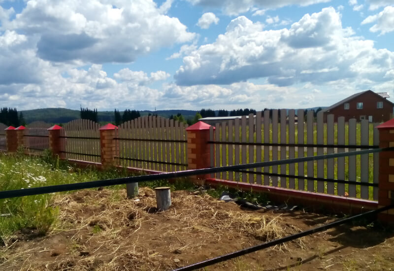 Забор из евроштакетника RAL3003 рубин, секция горкой в Атырау фото 1