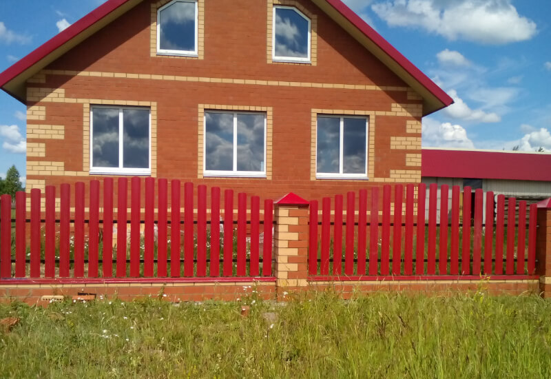 Забор из металлоштакетника цвета рубин с кирпичными столбами в Атырау фото 2