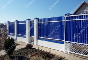 Фото забора из синего штакетника в Атырау